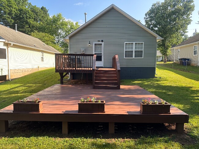 Building Photo - 1642 Thompson Dr