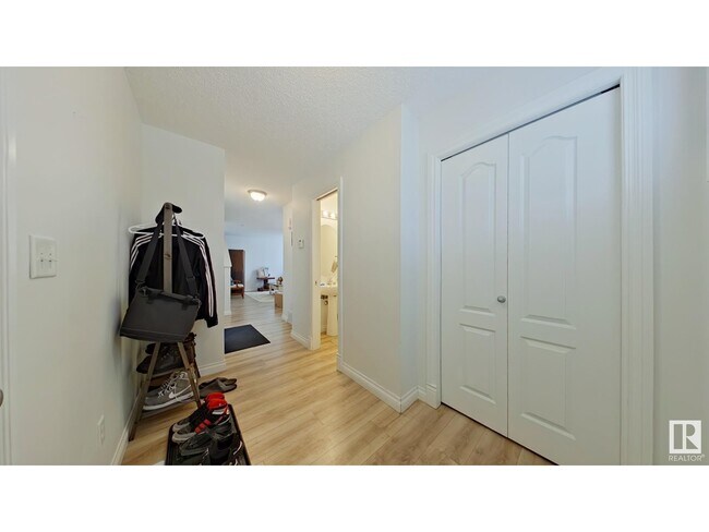 Photo du bâtiment - 12050 17 Ave SW