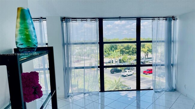 Building Photo - 1000 Parkview Dr