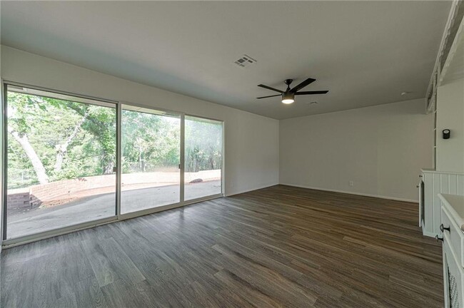 Foto del edificio - 4309 Woods Dr