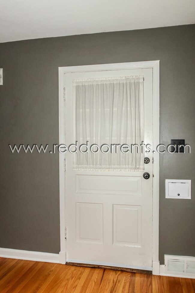 Building Photo - Luxury Butler Area  Living - Short and Lon...