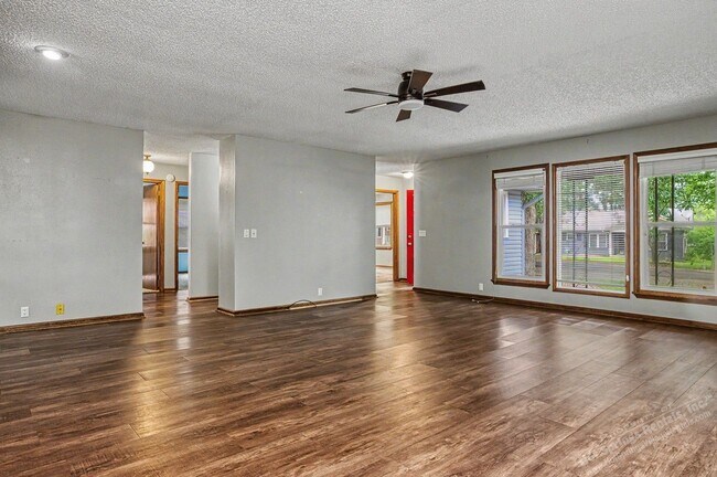 Foto del edificio - West Gate Area Home | Home | Unfurnished