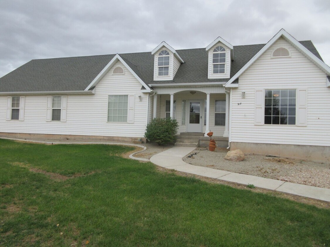 Primary Photo - 3 bedroom + Office, 2 bath - Single Family...