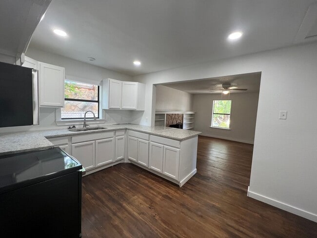 Building Photo - Cute 3-bedroom, 2-bath
