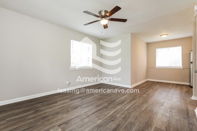 Building Photo - 915 Farwell Dr