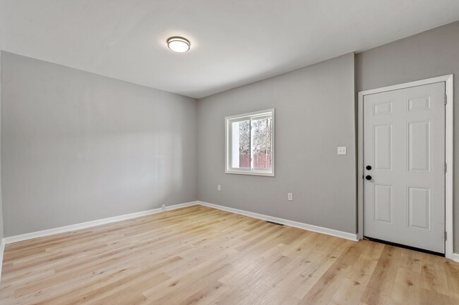 Building Photo - Newly Renovated 2 Bed, 1 Bath House in Haz...