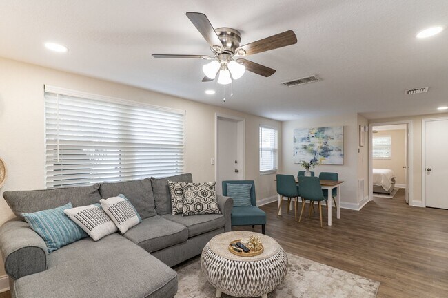 Foto del edificio - BEAUTIFUL UNIT JUST 5 MINUTE WALK TO DOWNTOWN