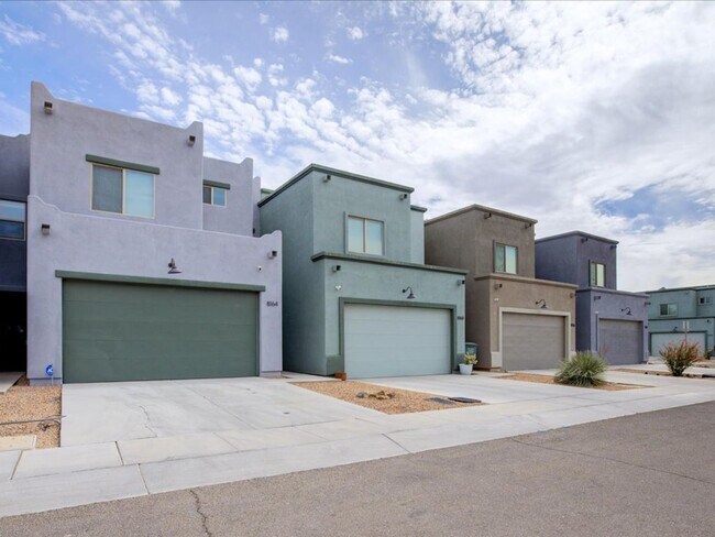 Foto del edificio - Stylish Two-Story Living with Modern Comforts!