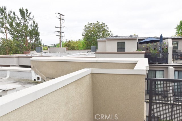 Building Photo - 523 W Maple Ave