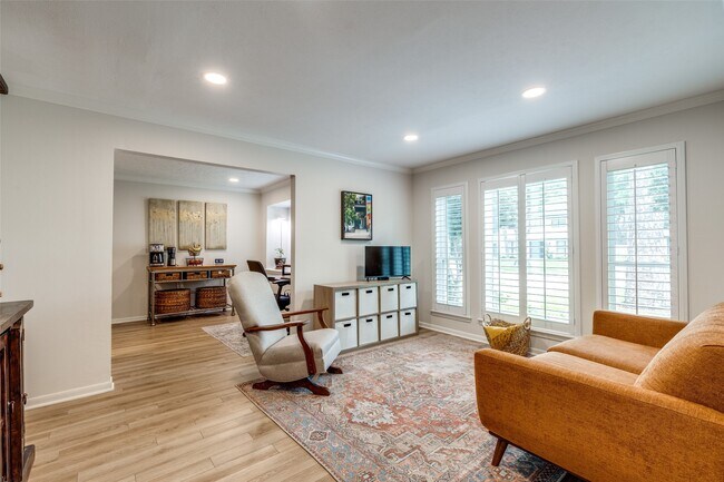 Building Photo - 2827 Fontana Dr