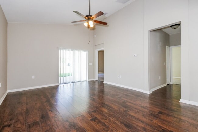 Building Photo - 6870 Glenbrook Dr