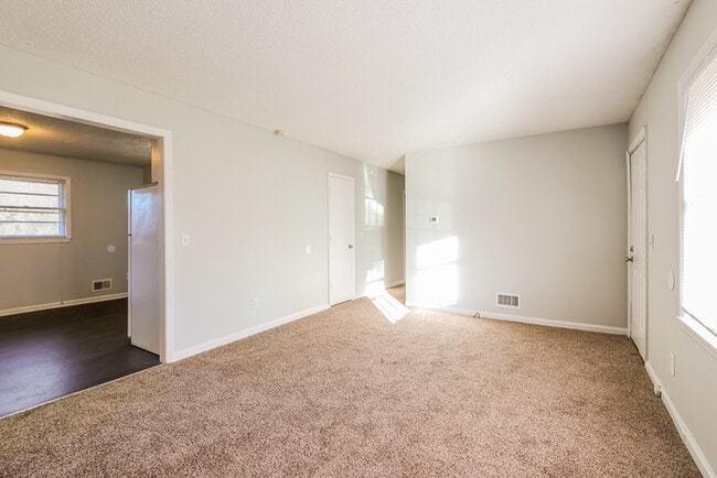 Building Photo - 2027 Glenn Rd