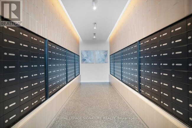 Photo du bâtiment - 2495 Eglinton Ave W