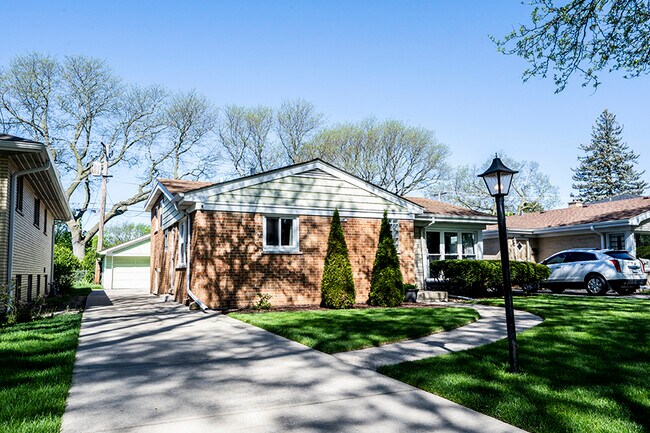 Building Photo - 1128 Forest Rd