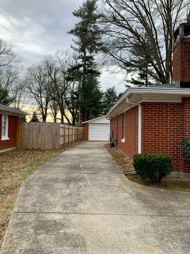 Building Photo - 2006 Cedarcrest Drive (East Louisville)