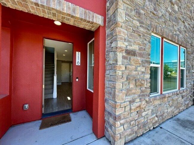 Building Photo - Beautiful 3 Bedroom 2.5 Bathroom in Gated ...