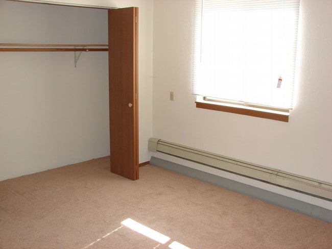 Building Photo - 2 Bedroom Available April 1st