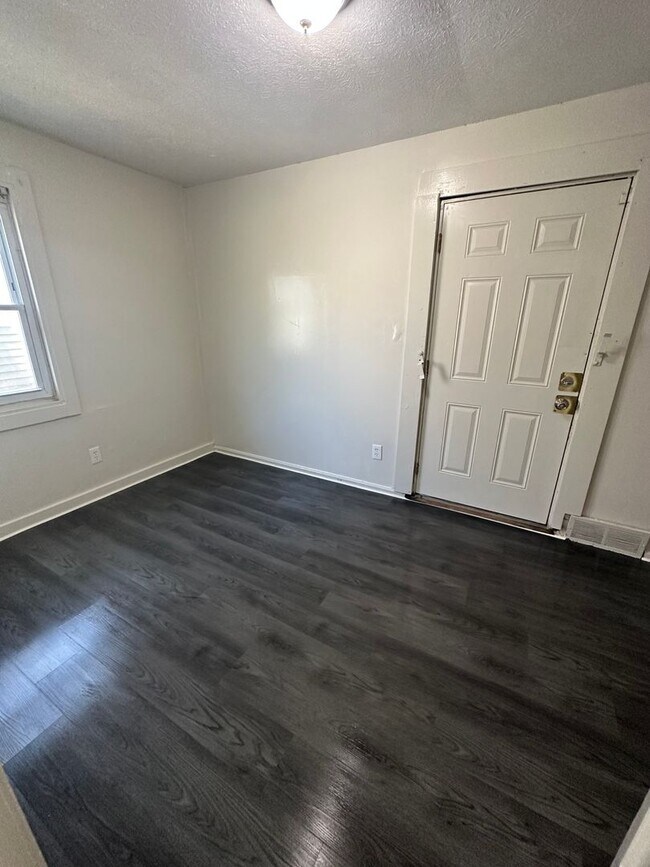 Building Photo - 2bd Single Cash Pay