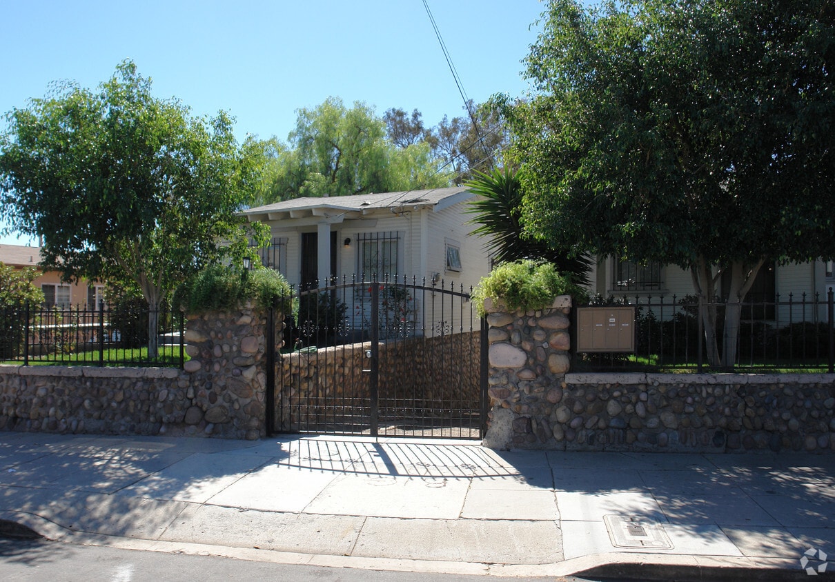 Building Photo - 4813-4817 Reno Dr