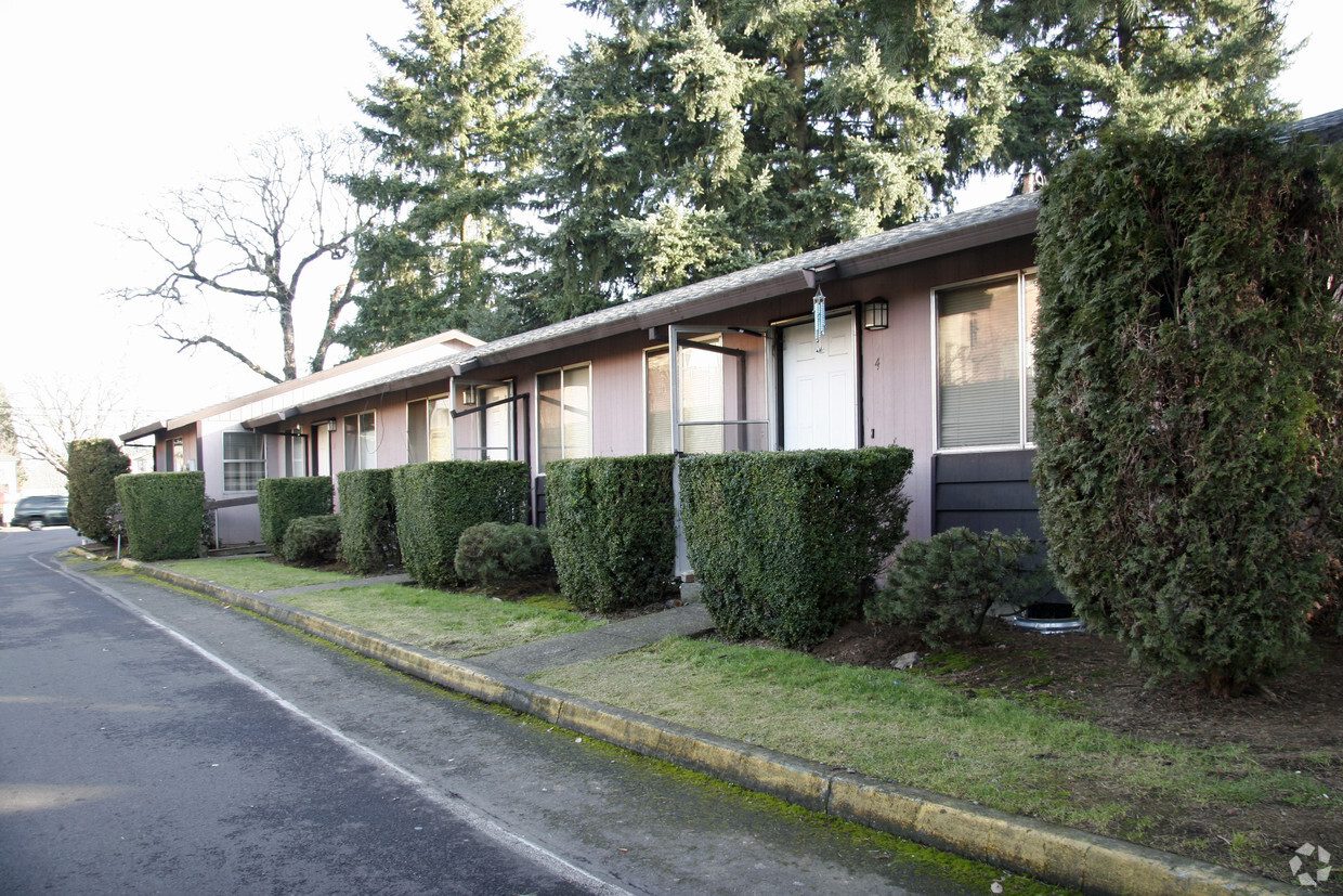 Primary Photo - Bendemeer Court