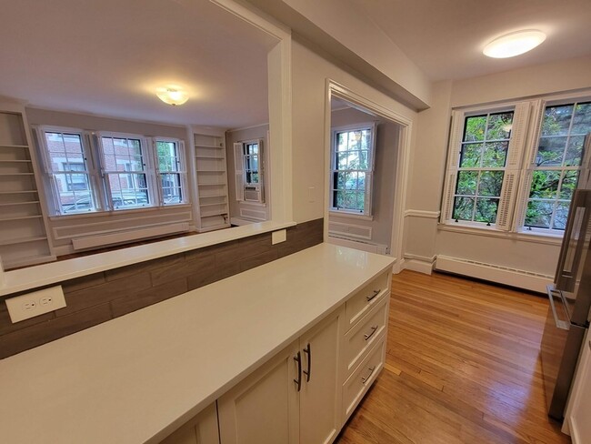 Building Photo - 988 Memorial Dr