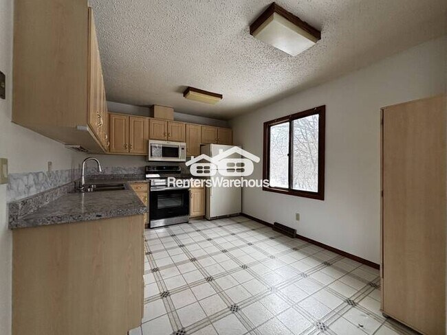 Building Photo - Available Now! Cozy 3 bedroom, 2 bathroom condo in prime Fridley location!