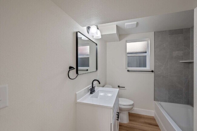 Foto del edificio - Completely Renovated Two Bedroom-One Bathroom Ready Now!