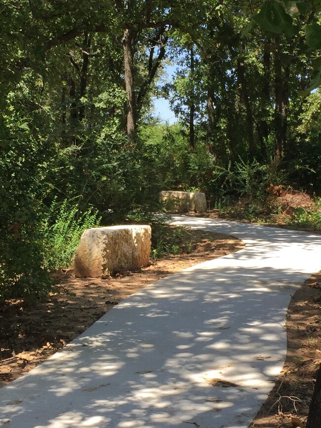 Sendero para caminar - Sequoia Village