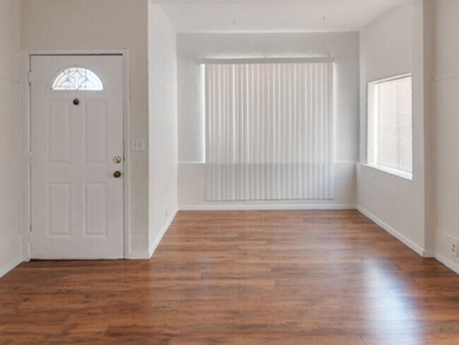 Building Photo - 2755 Dohr St