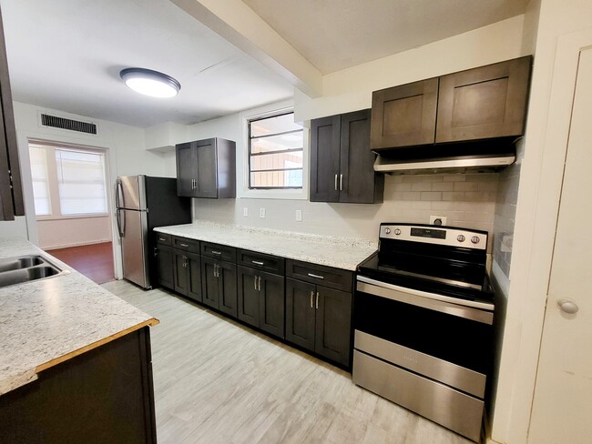 Building Photo - 2525 Albrook Dr