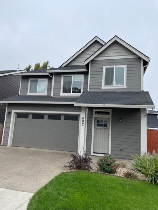 Foto principal - Beautiful 3 Bedroom Home in Newberg