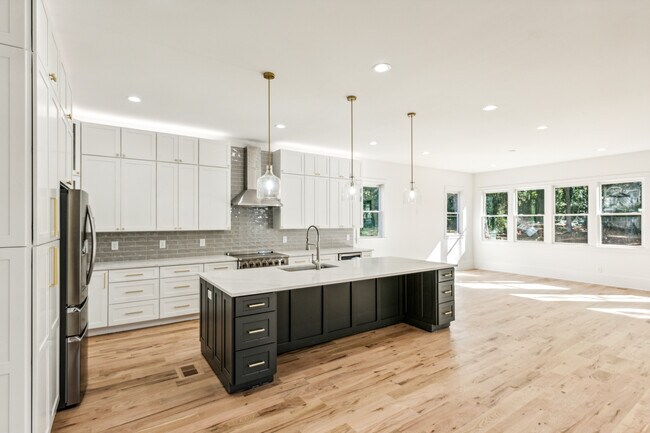 Building Photo - 2611 Charlesgate Ave