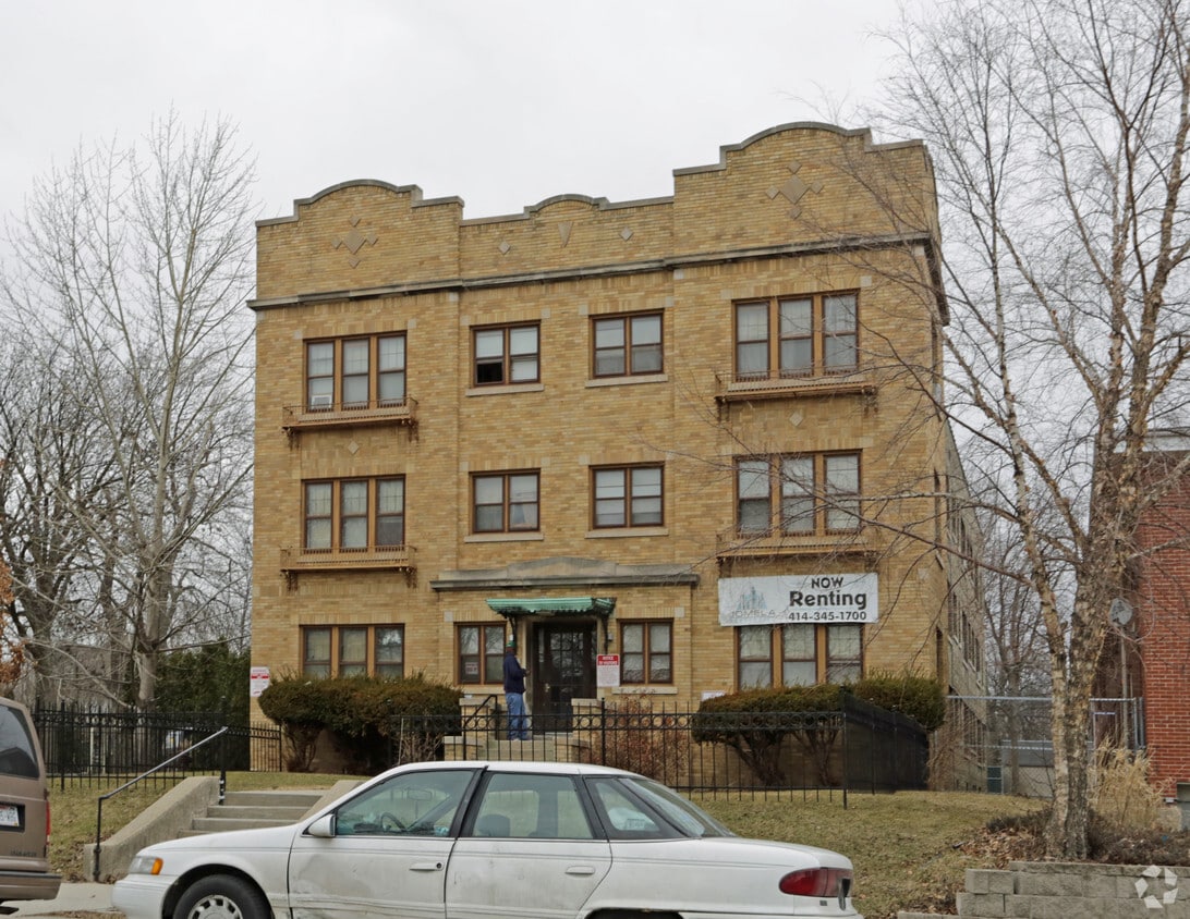 Building Photo - 3010 W Wells St