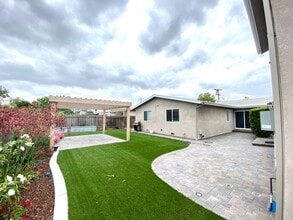 Building Photo - 5121-5123 E Falls View Dr