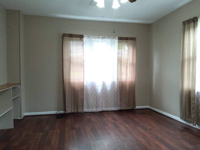 Building Photo - 3 Bedroom 1 Bathroom Home in Goshen