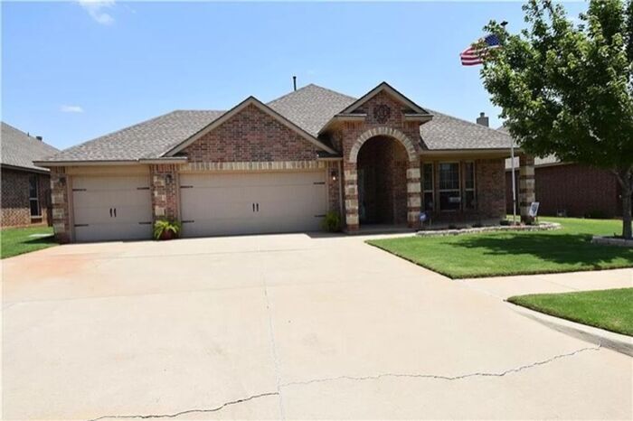 Primary Photo - Beautiful Home - Community Pool - Great Ba...