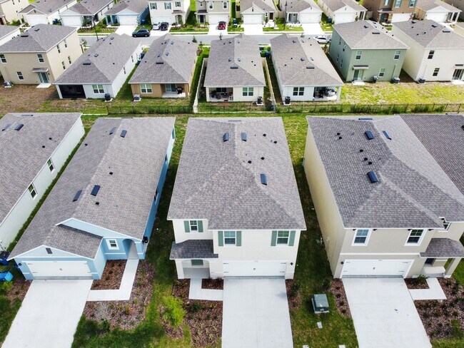 Foto del edificio - Two-Story Home Available in Davenport!