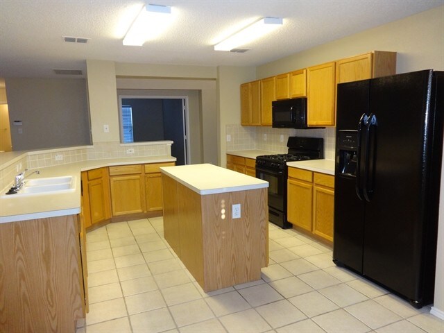 Foto del edificio - 210 Trees Dr