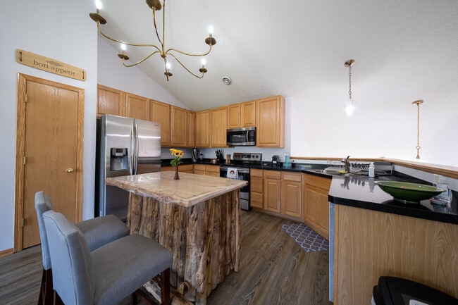 Building Photo - 8026 Stratford Cir S