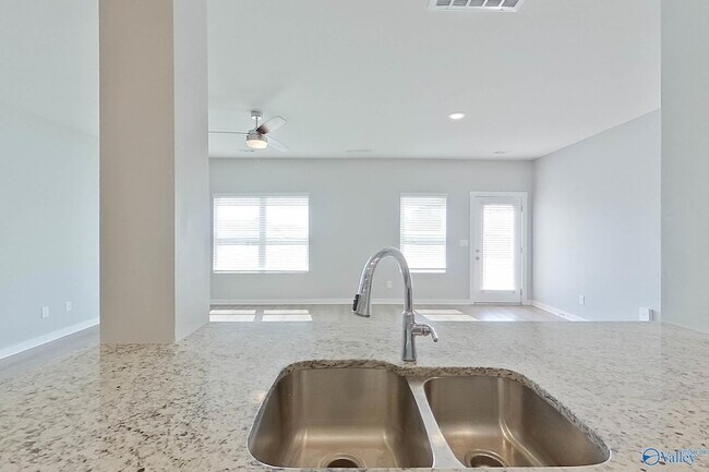 Foto del edificio - 6401 Upchurch Dr