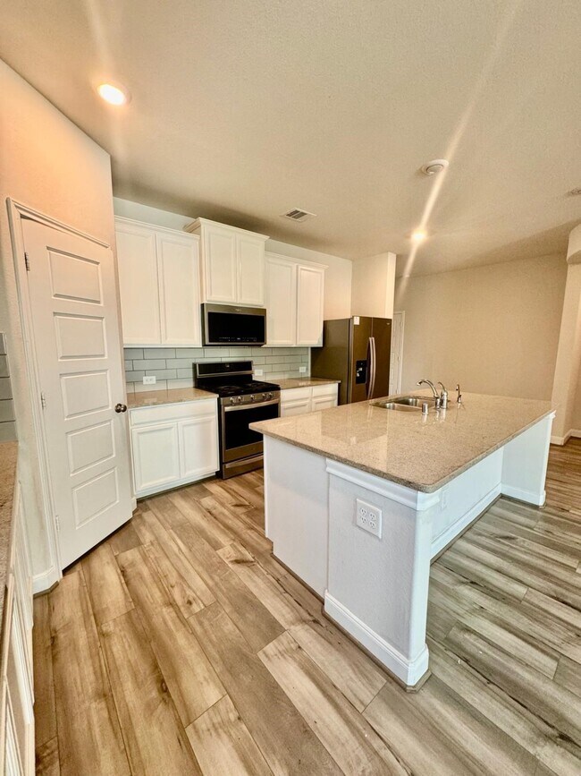 Foto del edificio - 4407 Pale Fox Ln