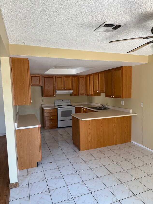Foto del edificio - 11782 Garden Grove Blvd