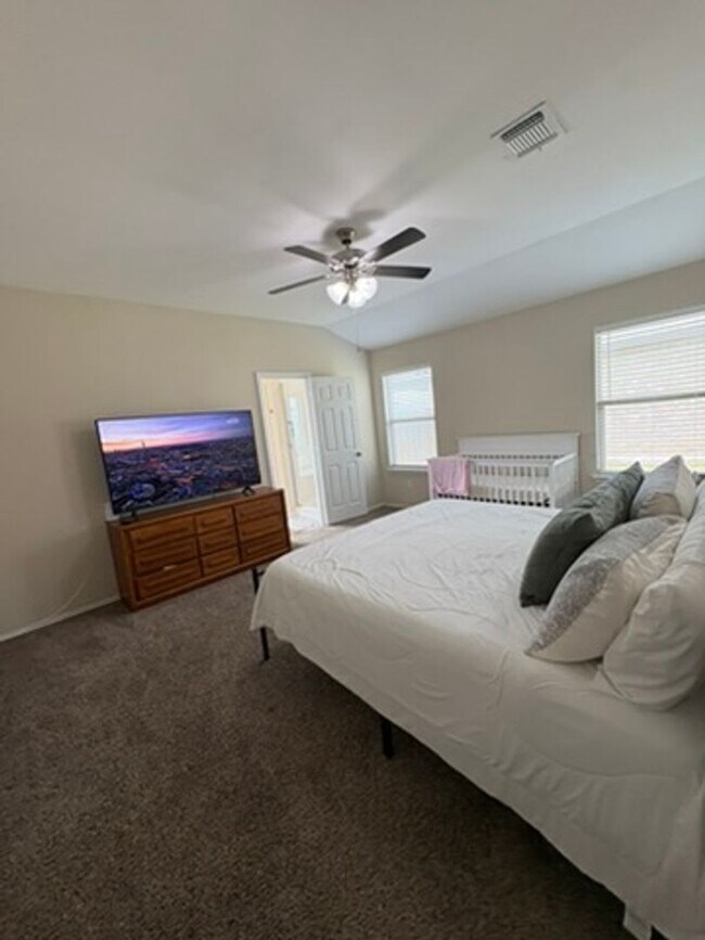 Foto del edificio - 3 bedroom 2 bath open concept