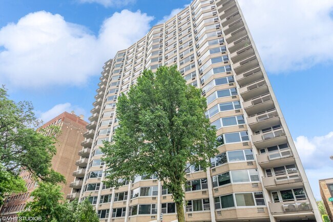 Building Photo - 555 W Cornelia Ave