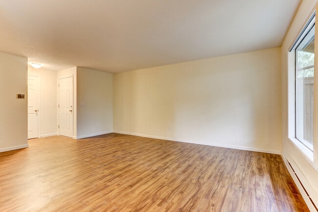 Building Photo - Spacious 2 Bedroom Apartment Home Ready Fo...
