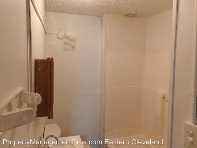 Building Photo - 13400 Eaglesmere Ave