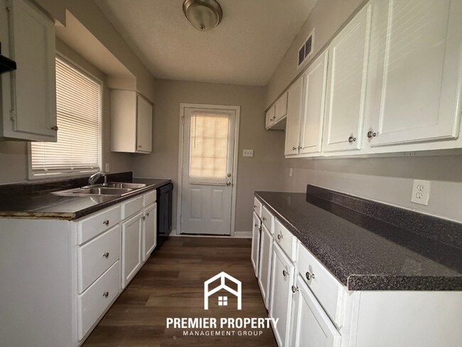 Foto del edificio - Charming 3BR Memphis Home with Tile Floors, Dining Area & Fenced Backyard