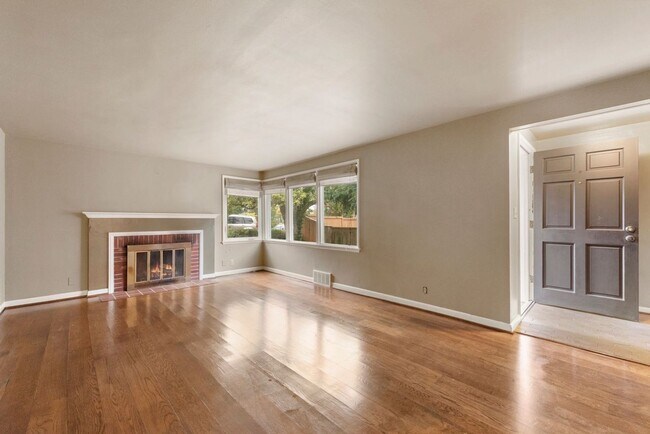 Foto del edificio - Nice 4-bed, 2-bath single-family home with...