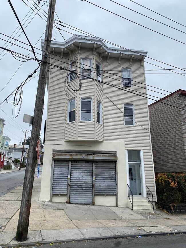Building Photo - 332 Walnut St