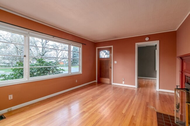 Building Photo - University Park Cutie -2 BR 1 BA